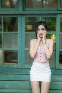 美女露双乳给男人吃奶